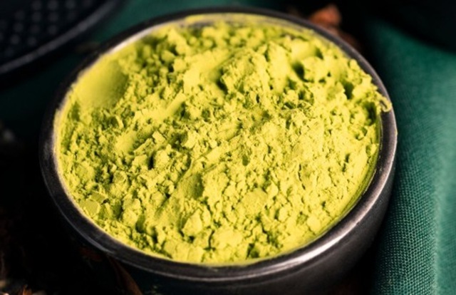 kratom v misce